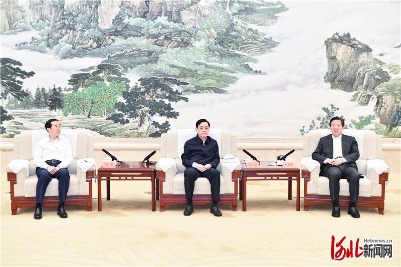 5月26日至28日，全国政协副主席、农工党中央常务副主席何维率农工党中央调研组来我省，就深入推进绿色转型、确保如期实现碳达峰碳中和进行专题调研。省委书记、省人大常委会主任王东峰参加座谈交流。 河北日报记者赵威摄