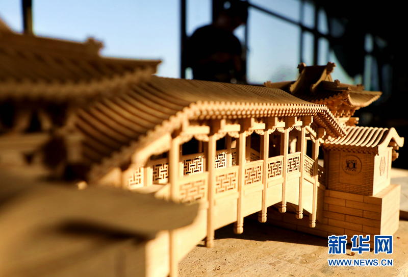 图为微缩比例1：15的兰州握桥建筑模型