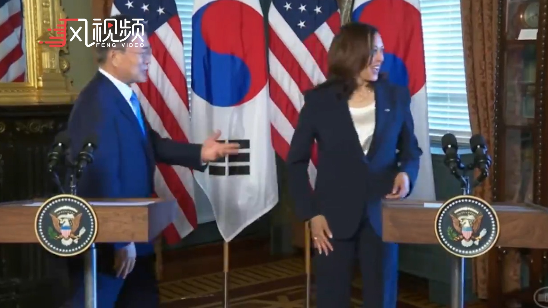 美国副总统哈里斯和文在寅握手后在裤子上擦手？韩国网友吵翻