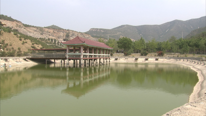 图为段甲岭镇蒋福山小管民宿南侧的“千鲤池”