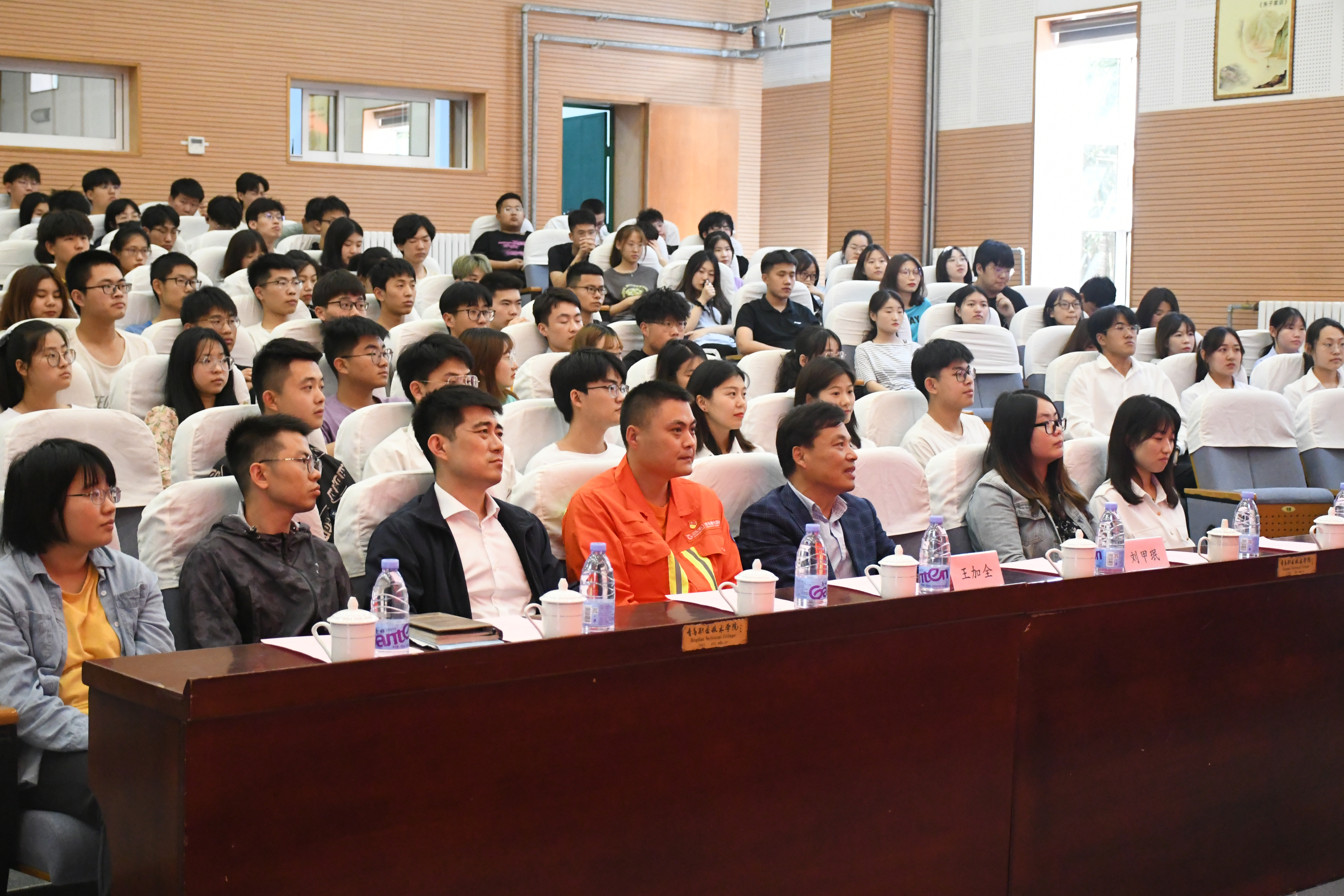 青岛职院举办德育导师聘任仪式暨劳模工匠事迹报告会及沙龙活动