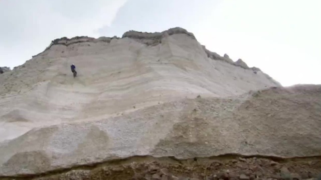 火山学家爬上断崖，试图寻找米诺斯时代火山爆发的蛛丝马迹