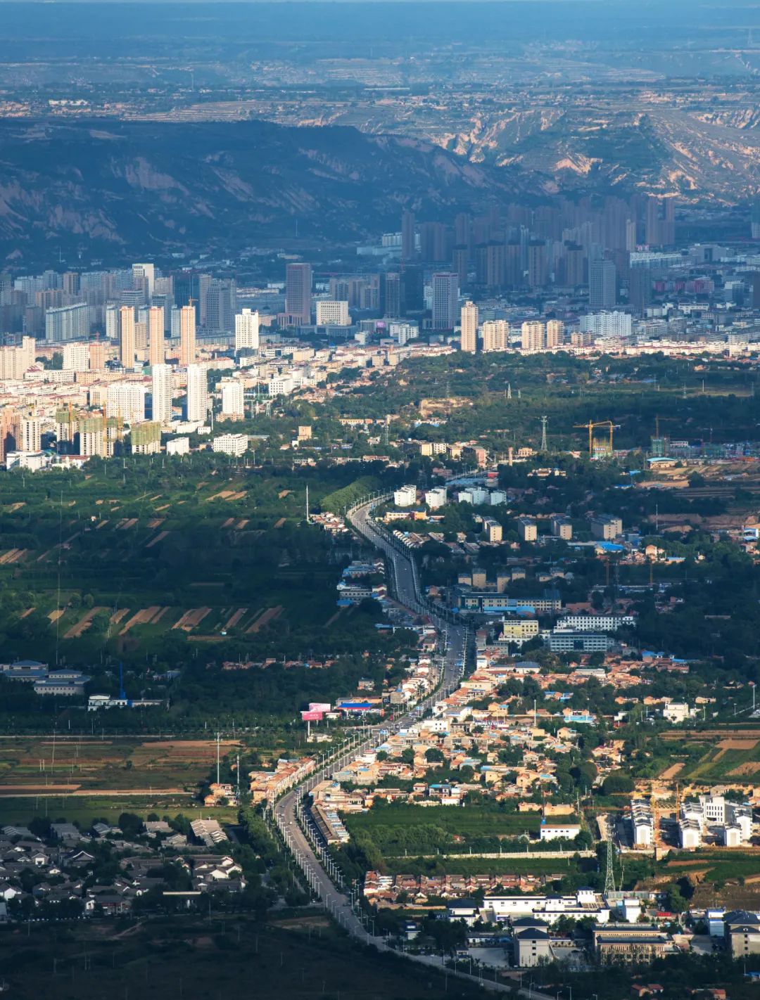 ▲ 在崆峒山上俯瞰今天的平凉市城区。 摄影 /李平安