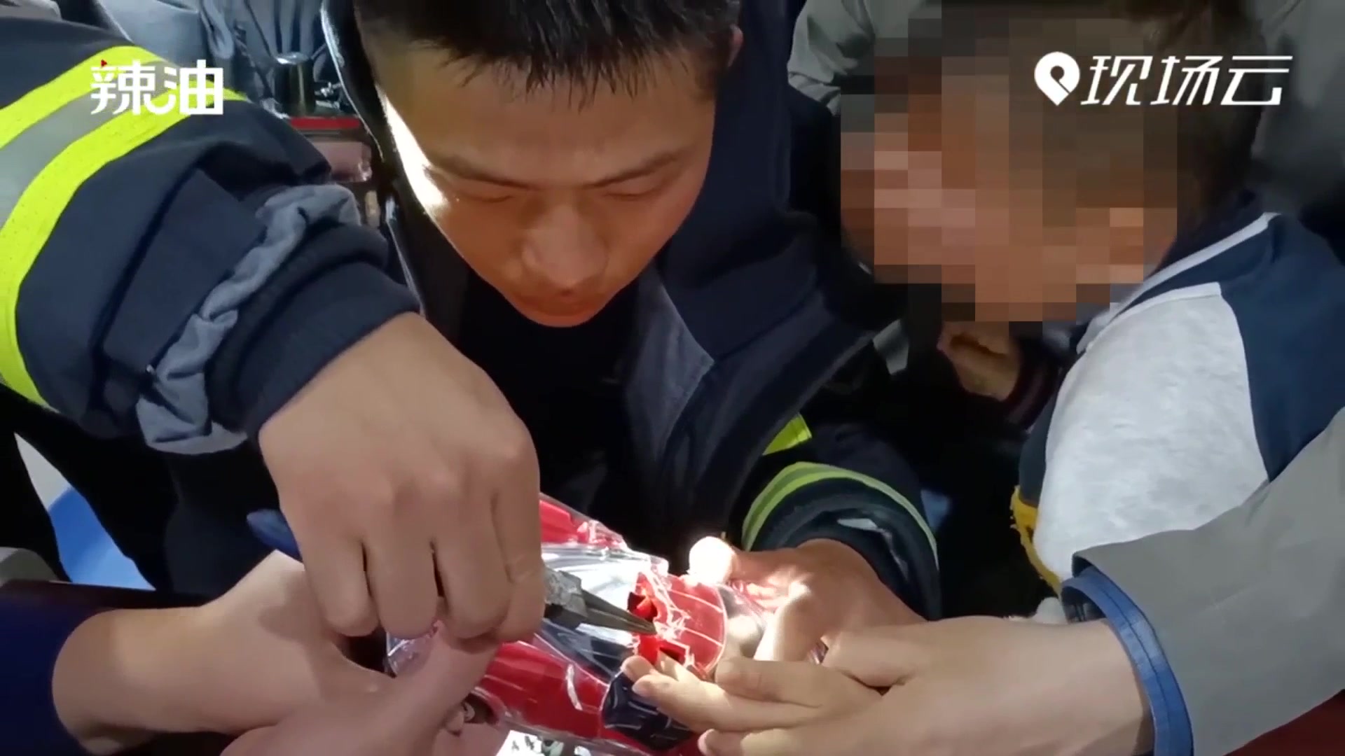 幼童手指被卡玩具车 消防员：勇敢一点 剪不到你的