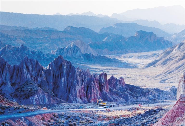 五彩迎宾山 杜万田 摄