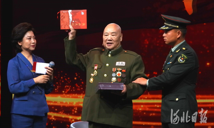 革命烈士、一级战斗英雄杨春增的战友牟元礼（中）向杨春增生前所在部队赠送图书。