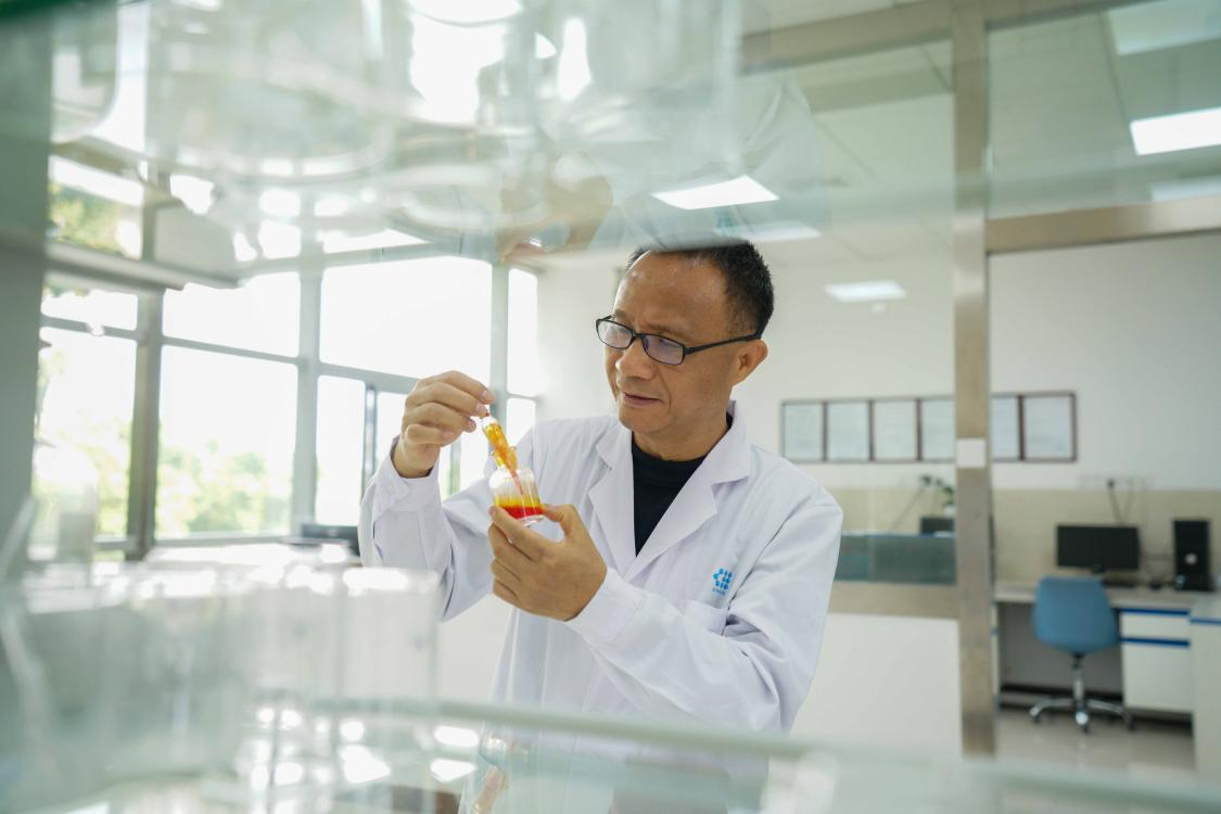 于广东工业大学,长期从事高分子材料助剂研究的赵文林创建呈和科技