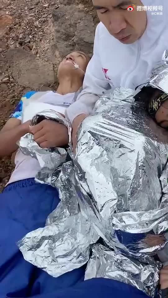 这一幕太难受甘肃马拉松失温选手抱团取暖