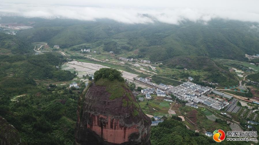 石城县琴江镇大畲村雨后云雾缭绕。