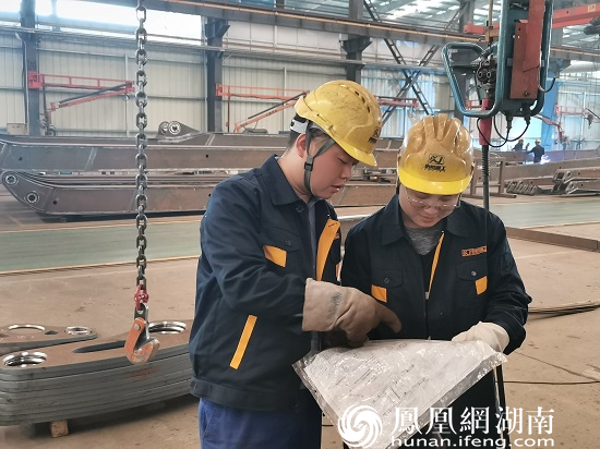 余杰 田威：“钢铁裁缝”师徒档 携手传承铆工路