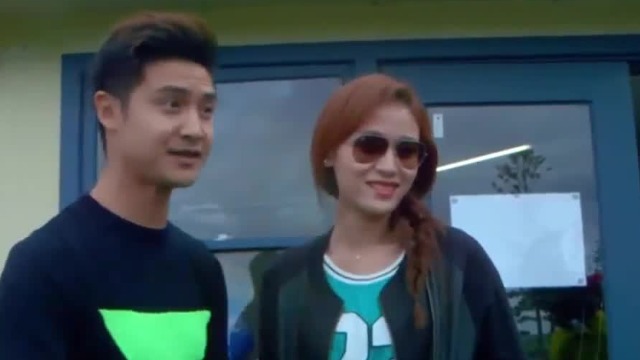 叶一茜不敢挑战高空跳伞，工作人员无奈使用套路