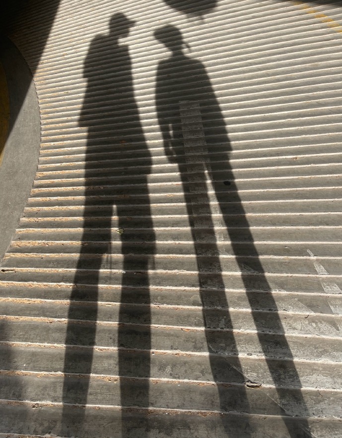 邓超晒与孙俪影子同框照,互看对方浪漫满分