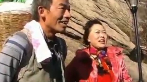 独臂挑夫和何天武成了华山上的“名人”，很多游客来到华山只为见他一面