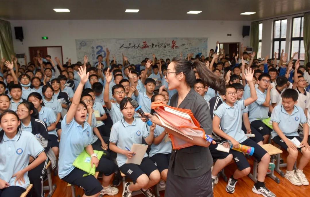 (面对同学们的热情踊跃,工作人员忙到头发飞起)