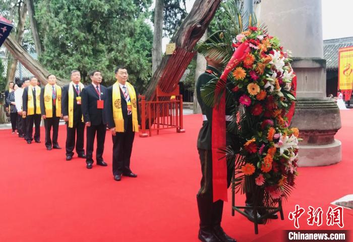 图为2020(庚子)年公祭中华人文始祖伏羲大典上，祭拜者等候以祭拜伏羲圣像。(资料图) 闫姣 摄