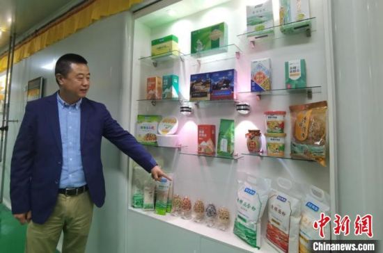 图为兰州奇正生态健康品有限公司总经理任中锋向记者介绍青稞食品。　张婧 摄