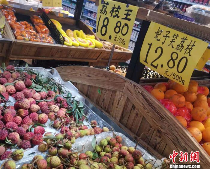 北京市西城区某超市内售卖的荔枝。 <a target='_blank' href='http://www.chinanews.com/' >中新网</a>记者 谢艺观 摄