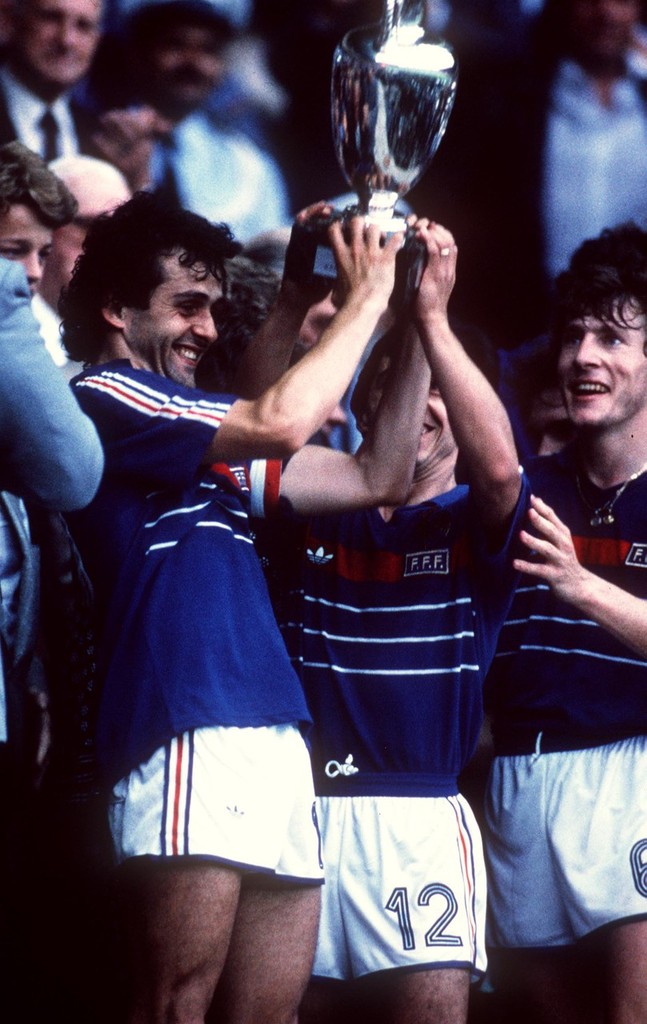 一起回顾近十届欧洲杯激动人心的捧杯时刻!_凤凰网体育_凤凰网