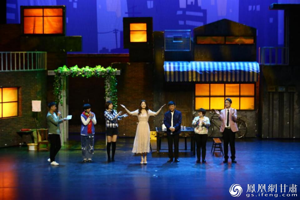 开心麻花剧组演员演出现场 招商银行兰州分行供图