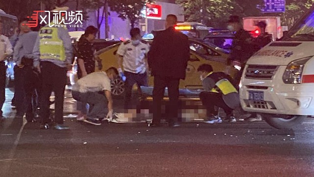 南京一男子驾车撞人并持刀捅人 警方：因感情纠纷行凶，8人送医