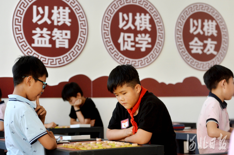 2021年5月26日16时41分,衡水市利民路小学象棋兴趣小组的同学在棋牌教室对弈。河北日报记者张昊摄影报道