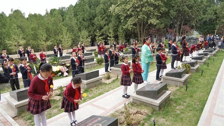 缅怀先烈，致敬英雄。