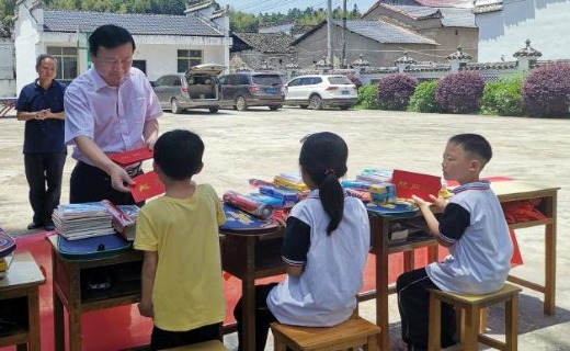 景德镇学院走访城门村开展“六一”关爱留守儿童活动