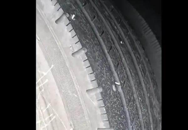 江西警方通报沪昆高速多车轮胎被扎：半挂车所载废铁沿途散落