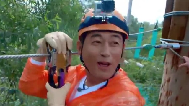 王志飞夫妇花式挑战高空运动，张定涵突然卡在中途不敢动