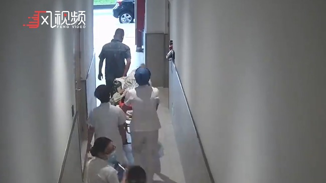 暴雨导致电梯停运，众人上下41楼接力用担架将孕妇抬上救护车
