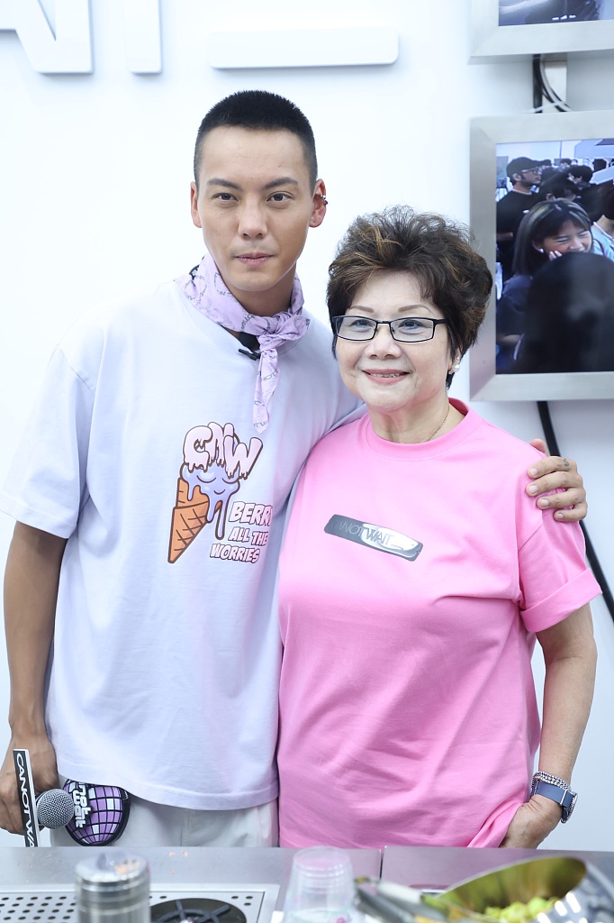 陈伟霆带母亲出席活动 获陈妈妈系丝巾笑容乖巧_凤凰网娱乐_凤凰网