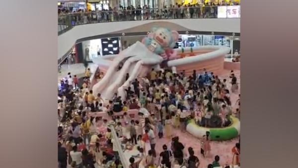 儿童节一充气城堡倒塌？自贡万达：海洋球堵风口致倾斜
