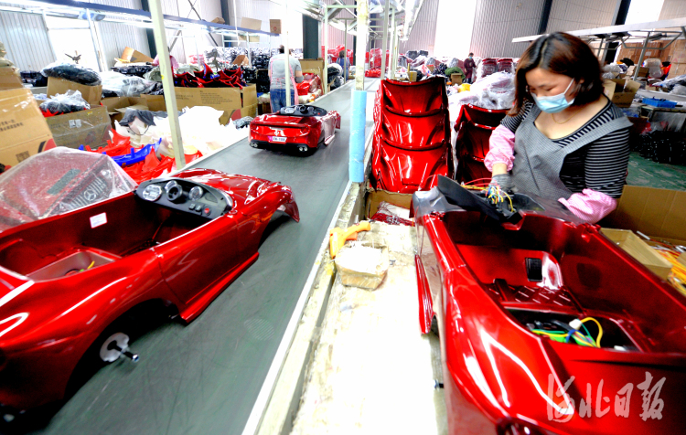 近日，广宗县万凤之凰车业有限公司的员工在组装电动玩具车。