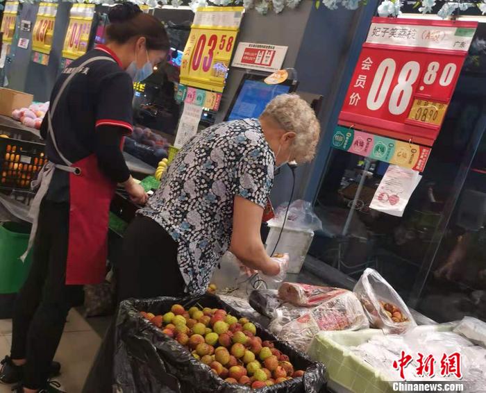 北京市丰台区某果多美门店内售卖的荔枝。 <a target='_blank' href='http://www.chinanews.com/' >中新网</a>记者 谢艺观 摄