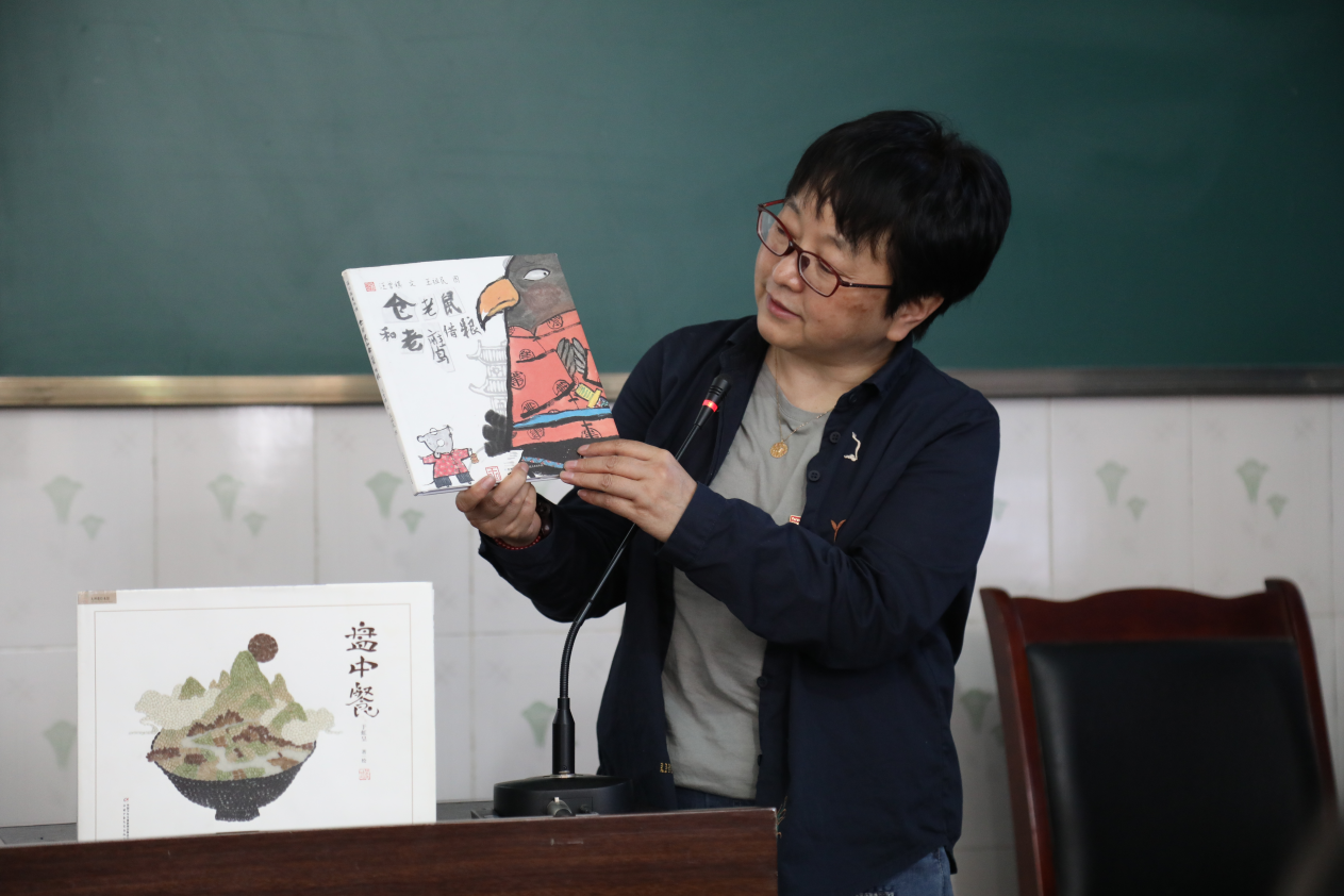 蒲公英童书馆总编辑颜小鹂用绘本描述的方法授课