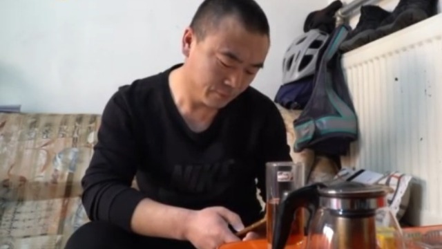 汪建东20岁从老家到北京打拼，摸爬滚打多年始终没能在北京扎根