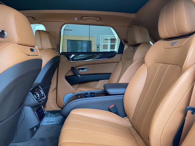 宾利添越后排宽大的座椅舒适性表现如前排一样优越,座椅质地也很柔软