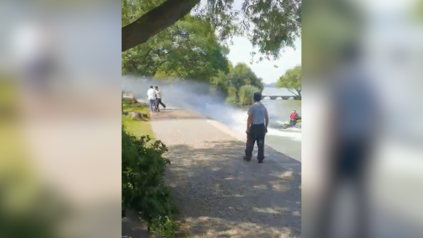 骑摩托艇甩尾淋湿岸上游客，两男子被行拘