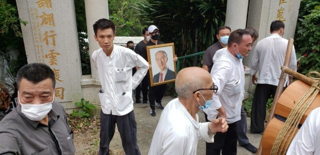 赌王寿棺由楠木所造价值800万港币,出动8名仵工抬灵柩