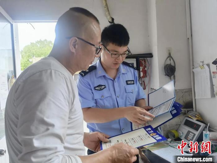 警方进行反诈宣传。 钱塘公安 供图