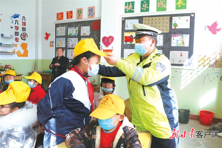 武威市公安局开展党史学习教育，让交通安全知识进校园。