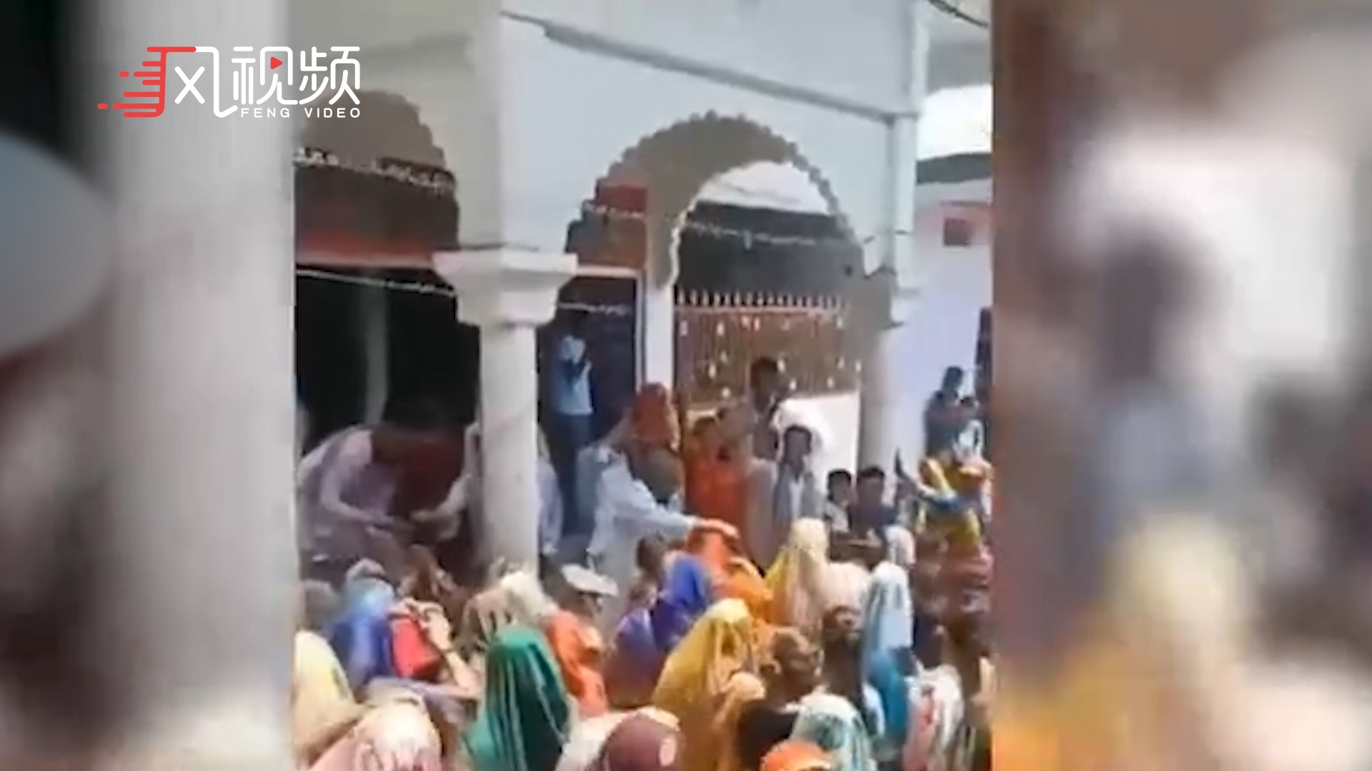 “女神”赐的水可防新冠？印度数百村民聚集讨水喝