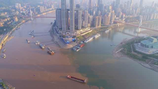 重庆朝天门两江交汇现最大“鸳鸯锅”！“浑汤”原因揭秘
