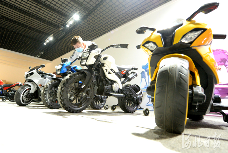 近日，消费者在广宗县万凤之凰车业有限公司电动玩具车展厅参观。河北日报记者杜柏桦摄影报道