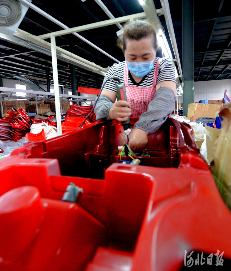 近日，广宗县万凤之凰车业有限公司的员工在组装电动玩具车。河北日报记者杜柏桦摄影报道