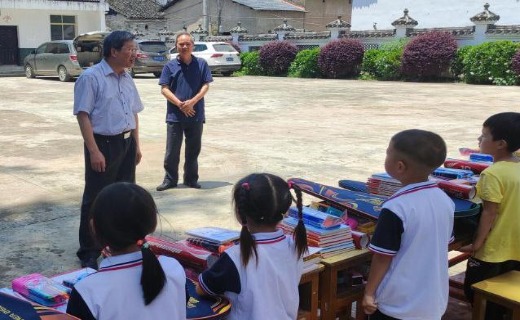 景德镇学院走访城门村开展“六一”关爱留守儿童活动