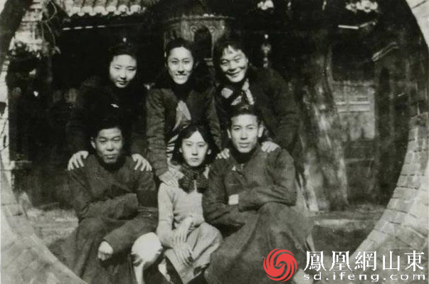 （抗日救国会部分成员在芝罘岛阳主庙合影）