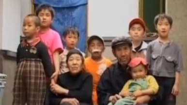 年近九十岁的陈尚义无儿无女，但却有着四十多个孙子孙女