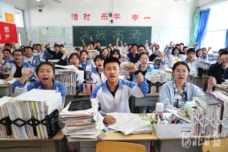 2021年6月2日，高考临近，河北省张家口市第一中学的高三学子们以乐观积极的心态争分夺秒加紧复习。通讯员马佳琦摄影报道