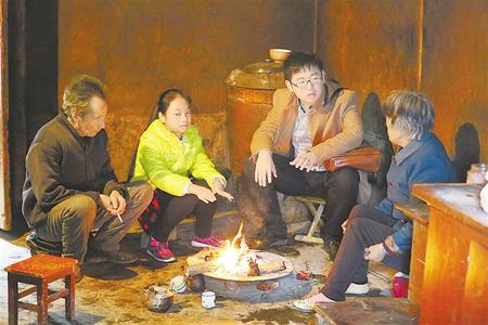 兰州大学研究生支教团成员对学生进行家访